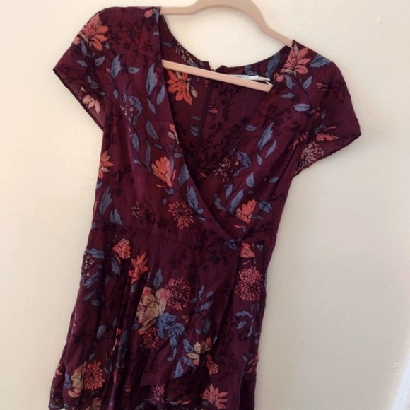 Urban Outfitters Kimchi Blue Burgundy Wine Anita Floral V-neck Romper Size 6 - Picture 7 of 8
